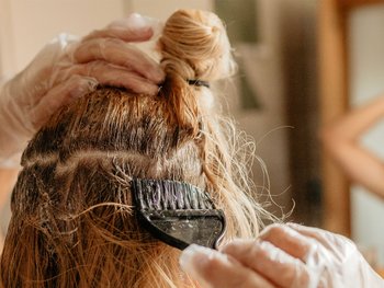 Section before coloring curly hair - Garnier