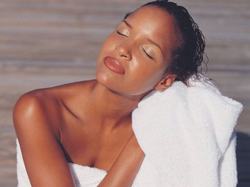 Should you use regular towels with curly hair - Garnier