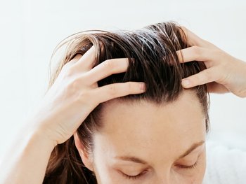 How to brush hair with a comb or a brush - Garnier