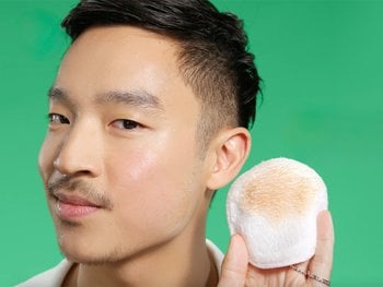 Male using Garnier Micellar Cleansing Water poured on a Micellar Cleansing Eco Pad.